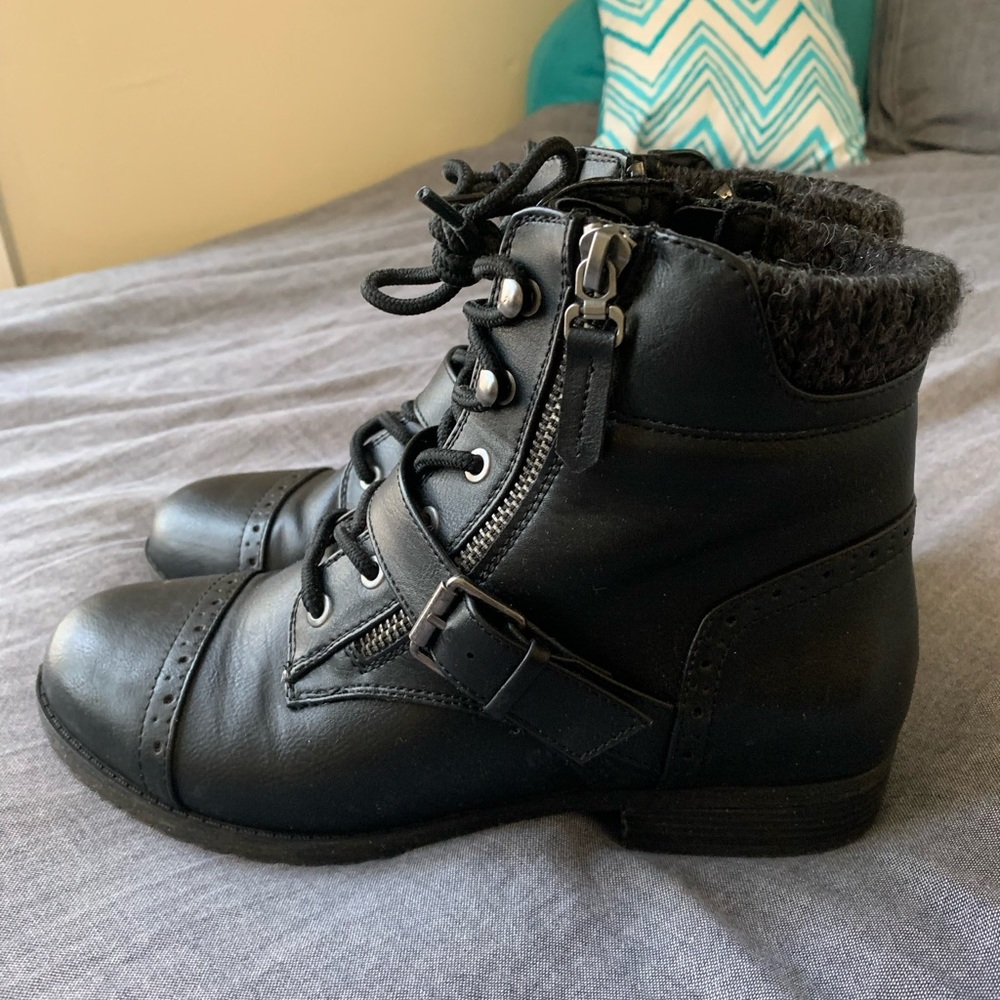 Black leather women’s combat boots - size 7
